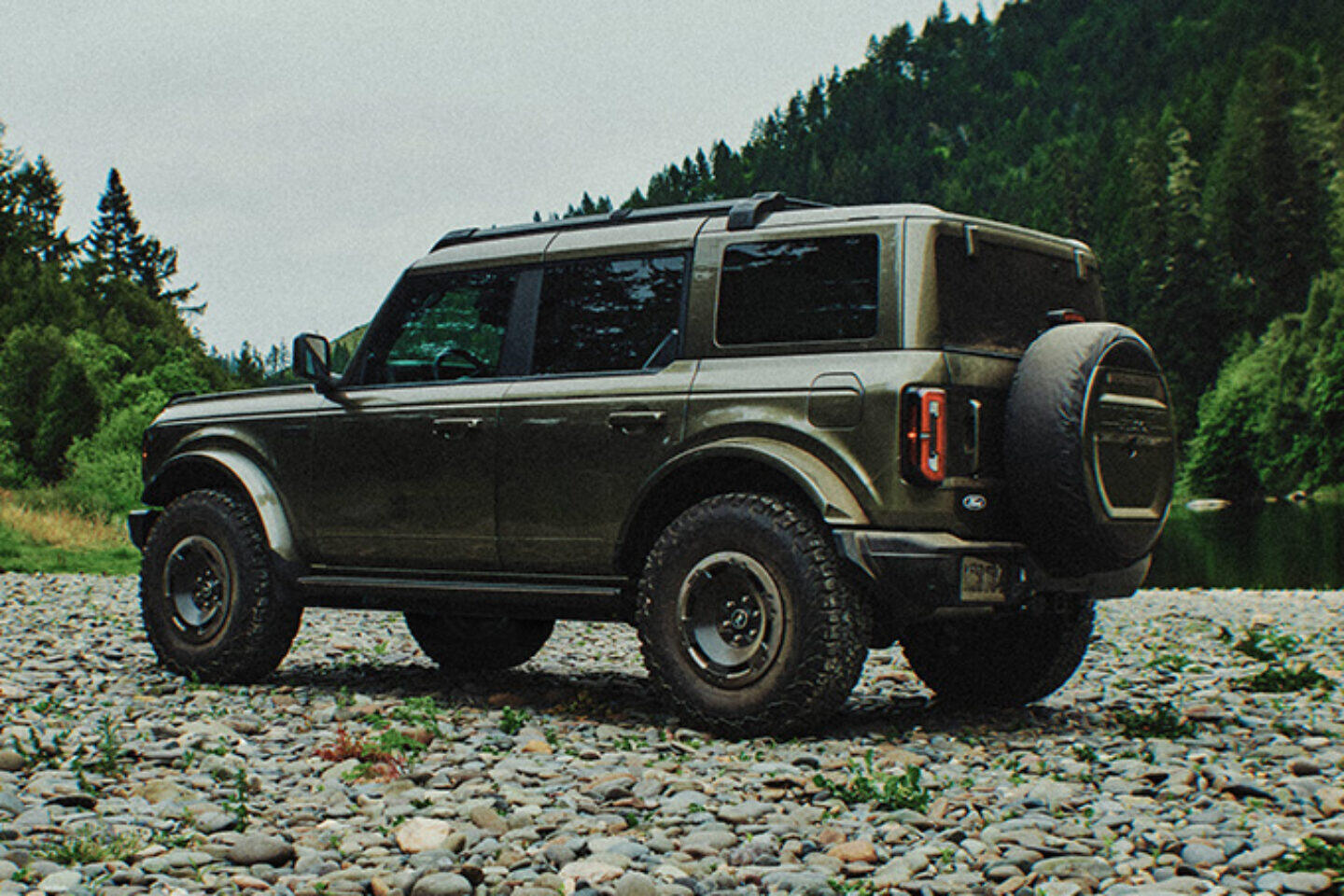搭载 Raptor 同款 V6 发动机，2027 款 Ford x Filson Bronco SUV 登场-有一UIIYII