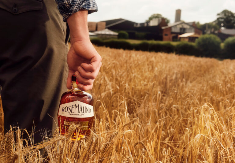 为十年陈酿单一麦芽威士忌举杯，Guy Ritchie x Chase 呈现 Rosemaund Farm Whisky