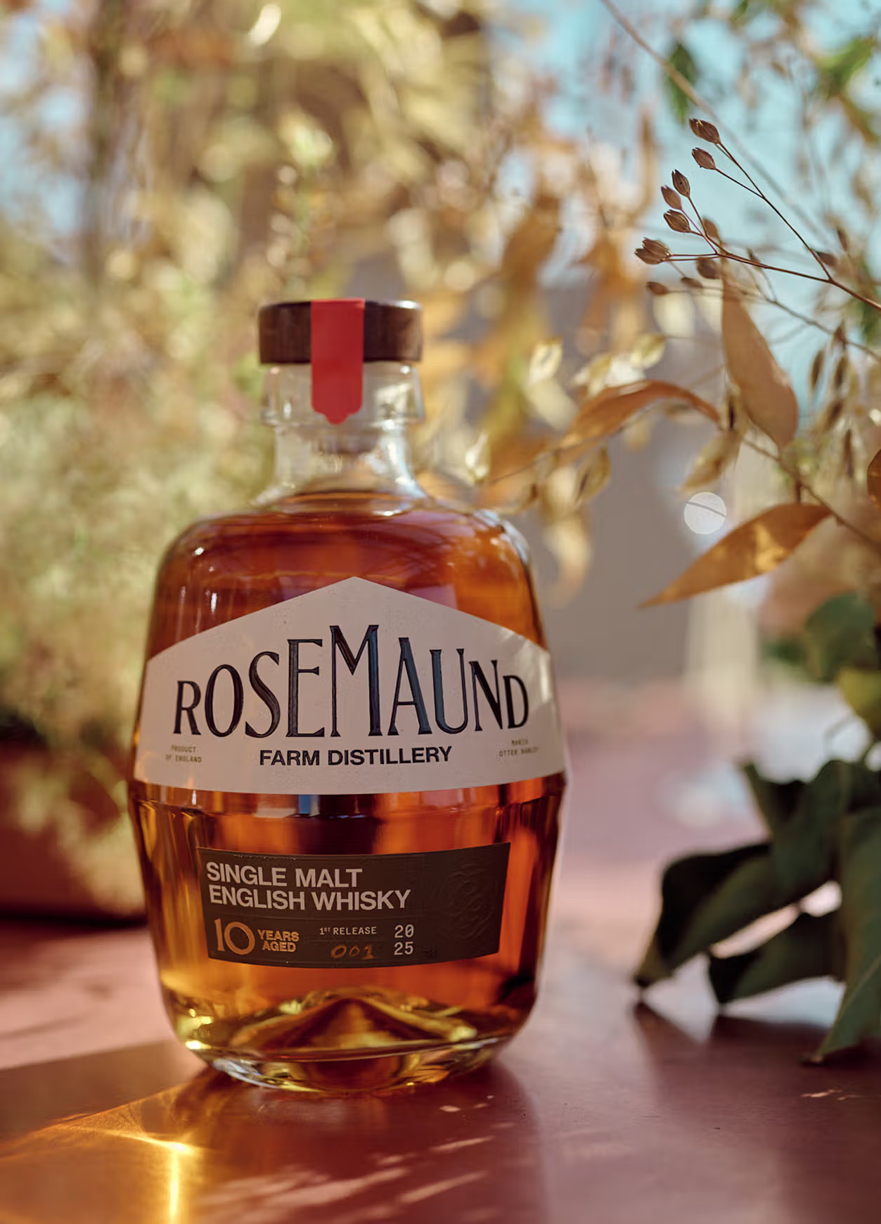 为十年陈酿单一麦芽威士忌举杯,Guy Ritchie x Chase 呈现 Rosemaund Farm Whisky-有一UIIYII
