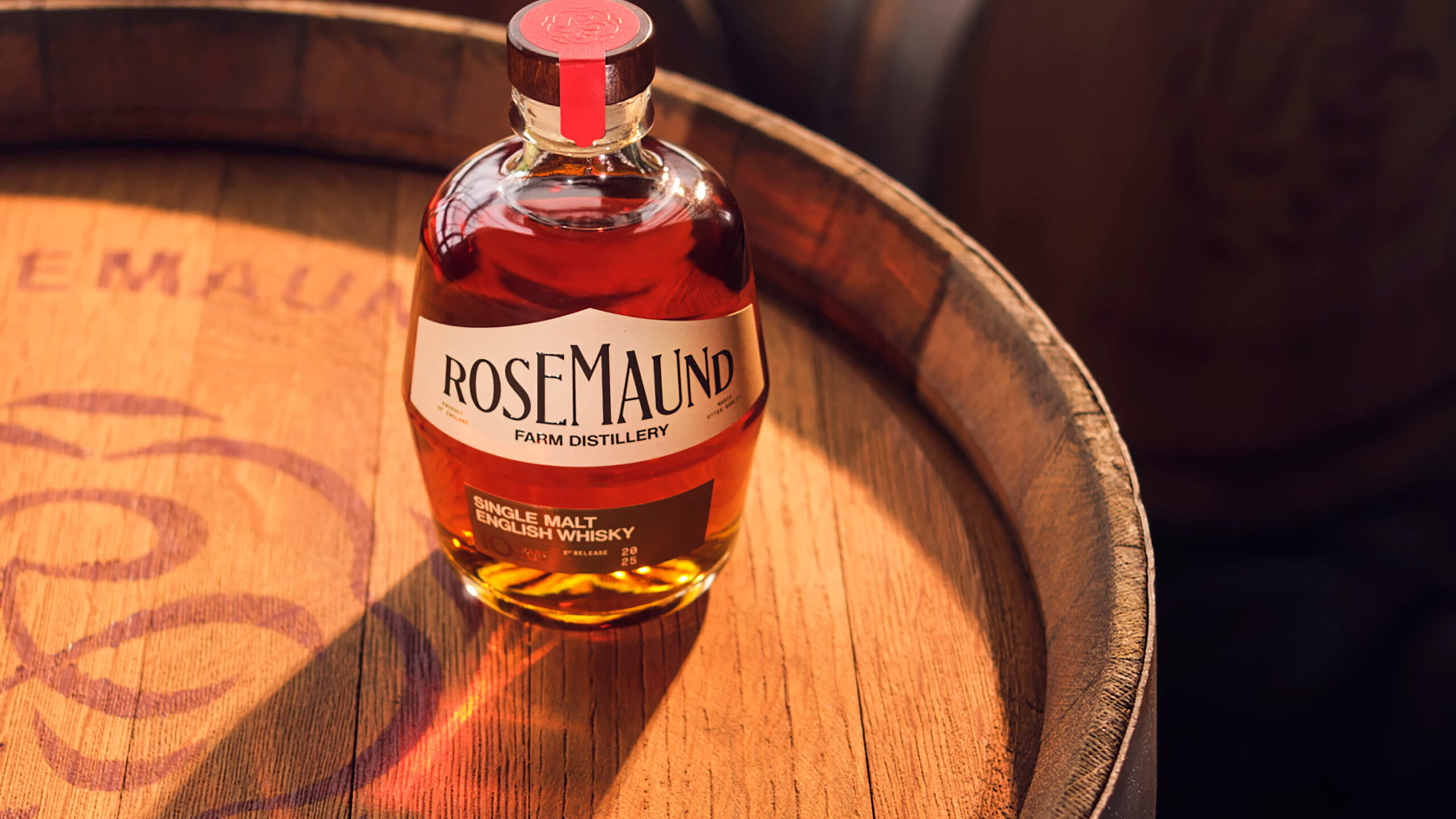 为十年陈酿单一麦芽威士忌举杯,Guy Ritchie x Chase 呈现 Rosemaund Farm Whisky-有一UIIYII